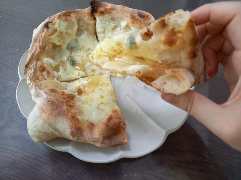 はちみつをかけて食べる「Pizza5種のチーズ」