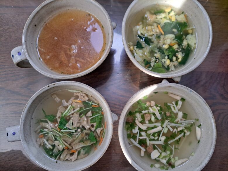 左上から「あめ色玉ねぎのスープ」右上「野菜とたまごの具だくさんスープ」 左下「根野菜と国産しょうがのスープ」右下「信州しめじの和風スープ」